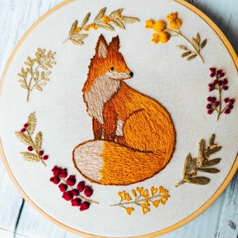 野生の果物ときつね　手刺繍パネル 21cmのフレームに入っていますの画像