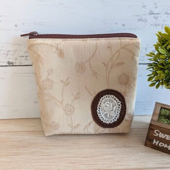 お花の刺繍が可愛いベージュのポーチの画像