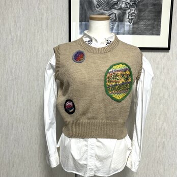 カラフルな丸モチーフを埋め込んだモカ色のベストの画像