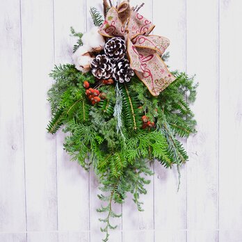 クリスマス・フレッシュ（生花）フェア！！受注制作・4種のフレッシュグリーンとバラの実スワッグ（大き目）の画像