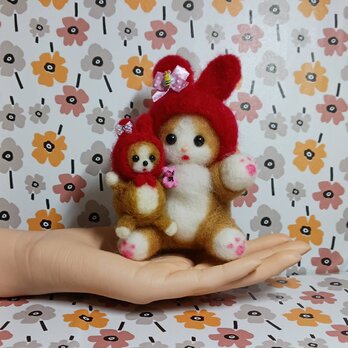 うさぎの着ぐるみ姉妹　姉ちゃんのヒザにちょこんの画像