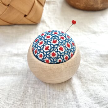 ピンクッション 針山 ♦ 木工房 ウッドボウル メープル ♦【 ダークブルー × レッド 】の画像