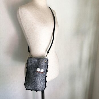 シマエナガちゃん柄のスマホショルダーバック　grayblak　革ショルダーの画像