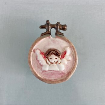 刺繍工房の天使［陶器ブローチ/オーナメント］の画像