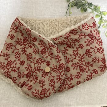 ︎ハンドメイド︎ふわふわネックウォーマー綿ベージュ赤の実リーフ刺繍の画像