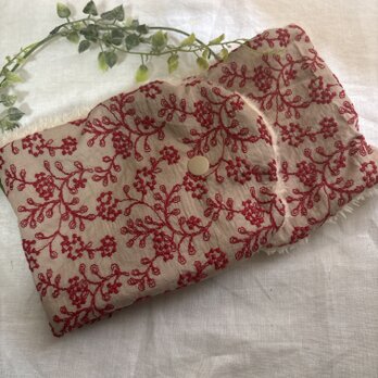 ︎ハンドメイド︎ふわふわネックウォーマー綿ベージュ赤の実リーフ刺繍