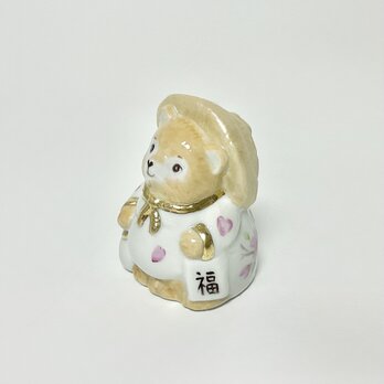 手描きのタヌキの、小さな白磁の置物