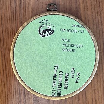 ねこのメルティ 刺繍枠タペストリー 円形 大 バンザイの画像