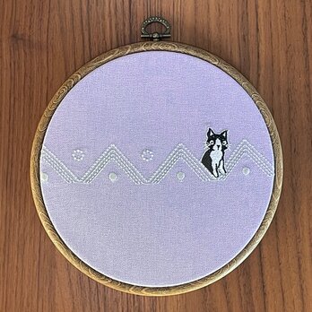 ねこのメルティ 刺繍枠タペストリー 円形 大 三角の画像