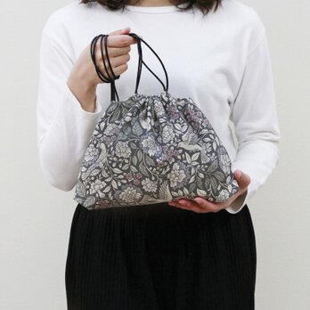 鳥と花模様の巾着ショルダー（ 綿麻キャンバス ) チャコール 斜めがけ たすき掛け インナーバッグ 北欧 ボタニカルの画像