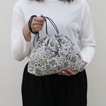 鳥と花模様の巾着ショルダー（ 綿麻キャンバス ) 生成り 斜めがけ たすき掛け インナーバッグ 北欧 ボタニカルのコピーの画像