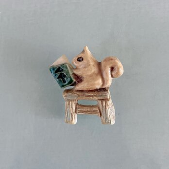 読書中の子リス［陶器ブローチ］の画像