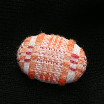 【ホームスパン】手紡ぎ手織りブローチ　オーバル（サーモンピンク）の画像