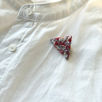△"momiji"△ 紅葉　赤とブラウン　秋冬を彩るちいさな三角刺繍ブローチの画像