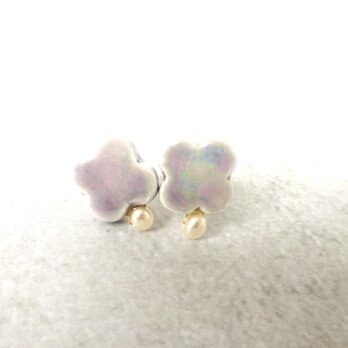 CLOVERと淡水パール のピアス/イヤリング（ラベンダーカラー）の画像