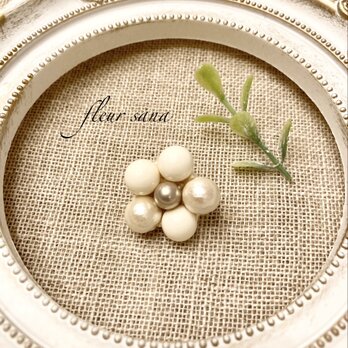 petit fleur  プチフラワーのブローチ  milky white・kiskaの画像