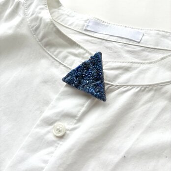 秋冬　"blue and blue" 静かな青いちいさな三角刺繍ブローチの画像