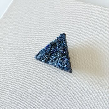 秋冬　"blue and blue" 静かな青いちいさな三角刺繍ブローチ