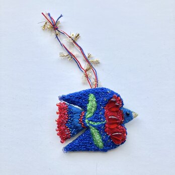 "heart flower blue bird" 一輪のぷっくりハートのお花を持つ鳥さん　刺繍オーナメント/ブローチの画像