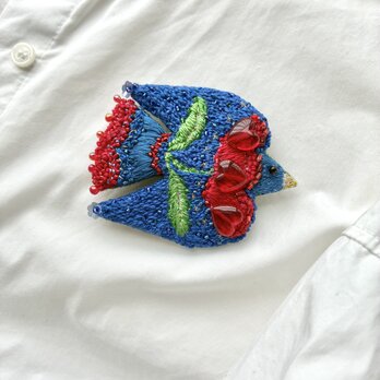 "heart flower blue bird" 一輪のぷっくりハートのお花を持つ鳥さん　刺繍オーナメント/ブローチの画像