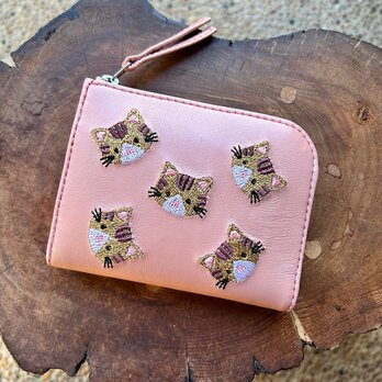 L字ファスナーミニ財布（パールピンクの革＋茶トラ猫の刺繍）02014-01