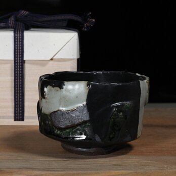 陶器 【黒釉 塗り分け抹茶椀】mat222（J）の画像