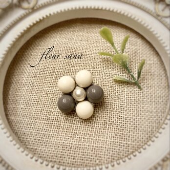 petit fleur  プチフラワーのブローチ  milky white・dusty grayの画像