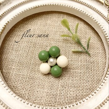 petit fleur  プチフラワーのブローチ  green rose・milky whiteの画像