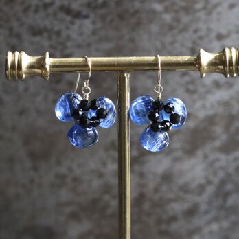 青の花のピアス/イヤリング　カイヤナイト　天然石　14Kgf　アレルギー対応　--Blue flower--の画像
