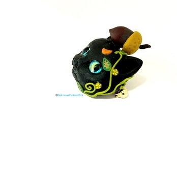 ドングリのっけた黒にゃんこのフェイスブローチ-1の画像