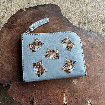 L字ファスナーミニ財布（ライトグレーの革に茶トラ猫の刺繍）02014-02