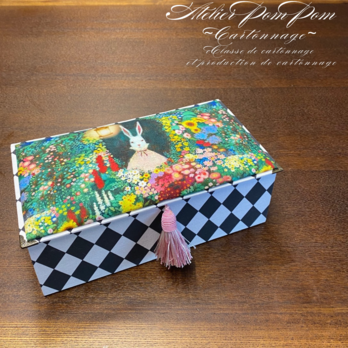 [fairy talepattern cartonnage]童話の様な柄の裁縫箱の画像
