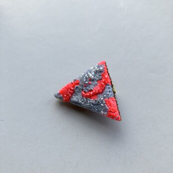 ！ATTENTION！　オレンジ/グレー　冬のネオンカラーちいさな三角刺繍ブローチの画像