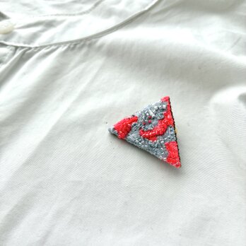 ！ATTENTION！　オレンジ/グレー　冬のネオンカラーちいさな三角刺繍ブローチの画像