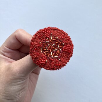 赤い果実　"akaikajitsu"  刺繍ブローチの画像