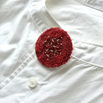 赤い果実　"akaikajitsu"  刺繍ブローチの画像