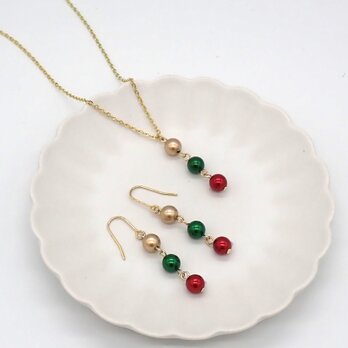 クリスマスカラーの３粒パールネックレス＆ピアス／イヤリングセットの画像