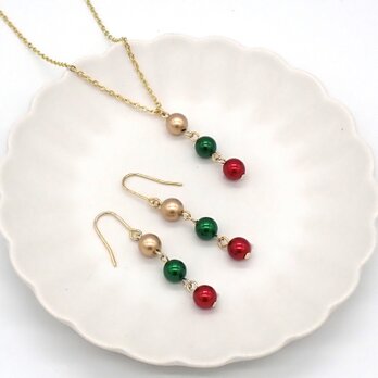 クリスマスカラーの３粒パールネックレス＆ピアス／イヤリングセット