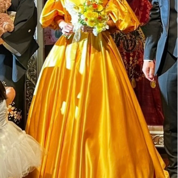 実例写真！カラードレス イエロー ベアトップ パフスリーブ 光沢サテン Aライン ロングトレーン 編み上げの画像