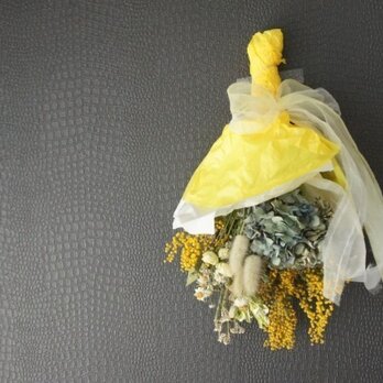 オーガンジーリボンの花束リースの画像