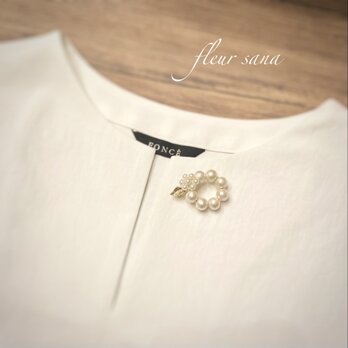 flower ring motif  フラワーとリーフのリングブローチ  white〈one-tone〉の画像