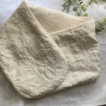 ハンドメイドネックウォーマー北欧リネン実とリーフ刺繍ファの画像