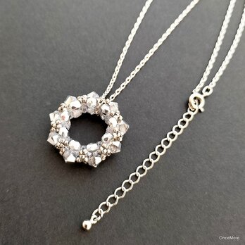 メタリックシルバーのリースペンダントの画像