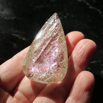 ピンクファイヤークォーツ 140.35ct 特大  コレクターズルースの画像