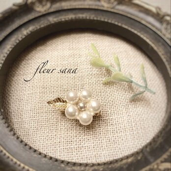small flower motif  パールフラワーとリーフチャームのブローチ  white・beigeの画像