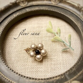 small flower motif  パールフラワーとリーフチャームのブローチ  beige・blackの画像