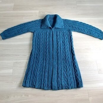 肩がまっすぐ　柄編みの青コート