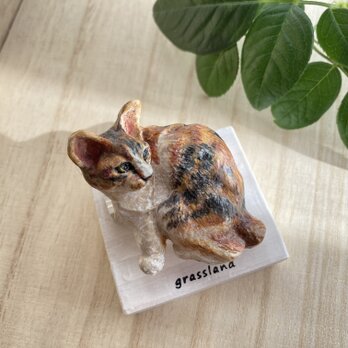 木彫りのお座り三毛猫のブローチの画像