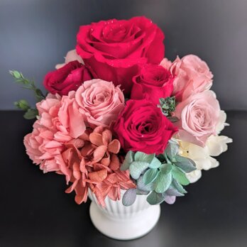 赤い薔薇とくすみピンクのローズアレンジ【フラワーケース／リボンラッピング付き】の画像