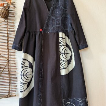古布リメイク　筒描き＋家紋のカシュクール（コート）ワンピース　着物リメイク　型染　藍染　ゆったりサイズの画像